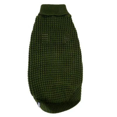 Zielony, dzianinowy sweter dla psa z wzorem waflowym i golfem, widoczna metka w lewym dolnym rogu.