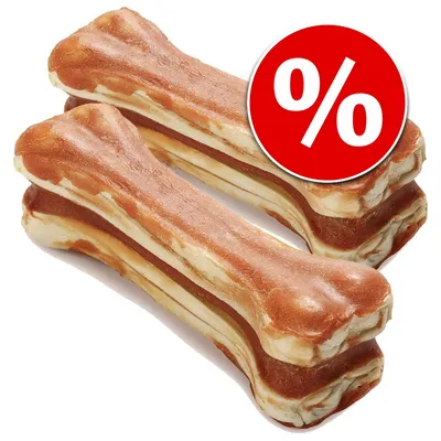 Trzy kości do żucia dla psa, widoczny czerwony symbol procentu oznaczający promocję lub ofertę specjalną. Trzy kości do żucia dla psa, widoczny czerwony symbol procentu oznaczający promocję lub ofertę specjalną.
