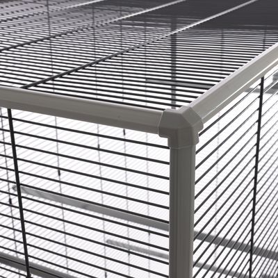 Structure d’une cage en métal à barreaux horizontaux et verticaux, vue sur l’angle supérieur avec cadre gris clair. Aucun logo ni texte visible.