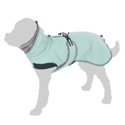 Manteau pour chien vert clair avec capuche et attaches réglables, présenté sur une silhouette de chien. Matière textile visible, détails gris au col et aux bords.