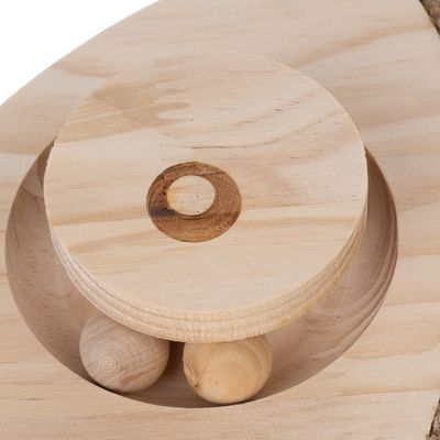 Brinquedo de madeira com disco giratório e bolas de madeira por baixo, adequado para brincadeira interativa.