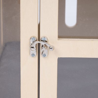 Detaljevisning af en sølvfarvet metal-lås på en trædør med plexiglasvindue.