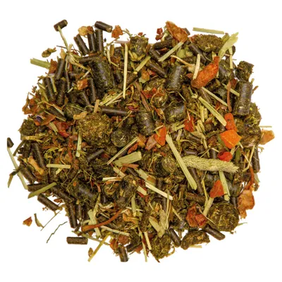 Gemisch aus Pellets, getrockneten Kräutern und Gemüse, verschiedene Farben und Formen, lose präsentiert auf weißem Hintergrund. Gemisch aus Pellets, getrockneten Kräutern und Gemüse, verschiedene Farben und Formen, lose präsentiert auf weißem Hintergrund.