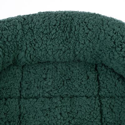 Detail van een donkergroen huisdierenbed met zachte, pluche stof. Materiaal: textiel.