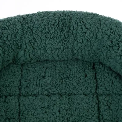 Detail van een donkergroen huisdierenbed met zachte, pluche stof. Materiaal: textiel.