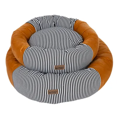 Raidallinen pyöreä peti ruskeilla nahkayksityiskohdilla ja Modern Living -logo edessä.