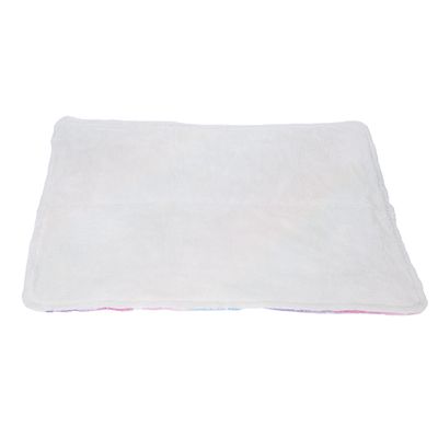 Vit, rektangulär filt med mjuk yta.