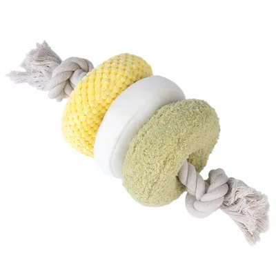 Jouet pour chien composé de trois anneaux en tissu jaune, blanc et vert clair, reliés par une corde épaisse nouée à chaque extrémité. Jouet pour chien composé de trois anneaux en tissu jaune, blanc et vert clair, reliés par une corde épaisse nouée à chaque extrémité.