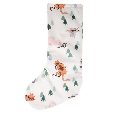 Julstrumpa med kattmotiv som leker med ljusslingor och gröna granar på vit bakgrund.