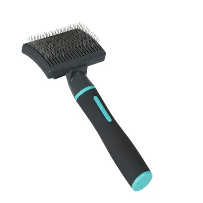 Čierna kefa s kovovými štetinami a ergonomickou rukoväťou v čiernej a tyrkysovej farbe.