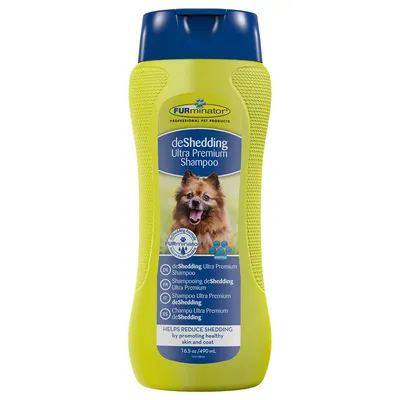 FURminator deShedding Ultra Premium Shampoo, 16.5 oz/490 mL. Tekst: hjælper med at reducere fældning ved at fremme sund hud og pels. Billede af hund på etiketten. FURminator deShedding Ultra Premium Shampoo, 16.5 oz/490 mL. Tekst: hjælper med at reducere fældning ved at fremme sund hud og pels. Billede af hund på etiketten.
