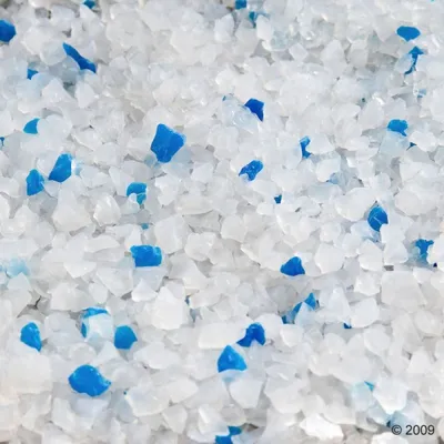 Żwirek silikonowy do kuwety, białe i niebieskie granulki widoczne z bliska. Materiał: silikon.