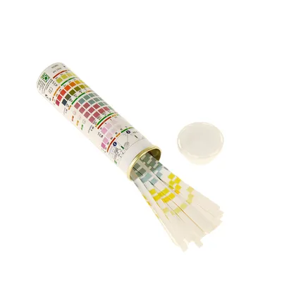 Teststrips voor wateranalyse in een open verpakking, met kleurenschaal voor parameters zoals pH-waarde en nitraat.