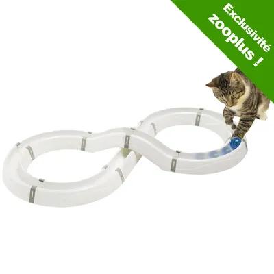 Circuit de jeu pour chat en forme de huit, balle bleue visible à l’intérieur. Texte : Exclusivité zooplus ! en haut à droite sur fond vert.