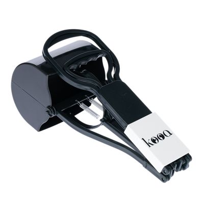 Pelle noire en plastique avec poignée et ressorts, marque kooa visible sur la partie blanche du manche.