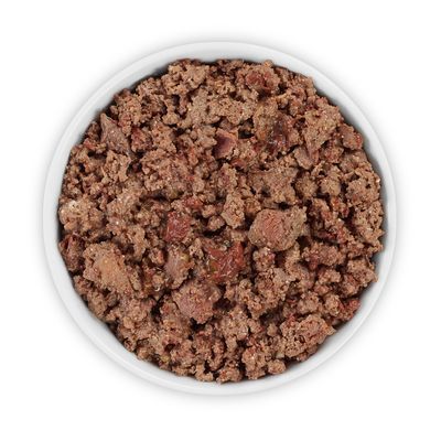 Rocco Classic Beef with poultry hearts, 400 g. 100 % fresh ingredients & grain-free. Pakkaus sisältää 24 tölkkiä. Kuvassa naudanlihaa ja siipikarjan sydämiä.