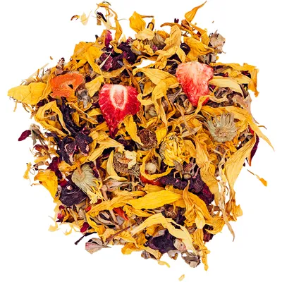 Getrocknete Blüten und Früchte, darunter Erdbeeren und orangefarbene Stücke, sichtbar als Mischung für Haustiere.
