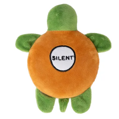 Giocattolo di peluche a forma di tartaruga con testa verde e corpo arancione. Scritta 'SILENT' su cerchio bianco visibile.