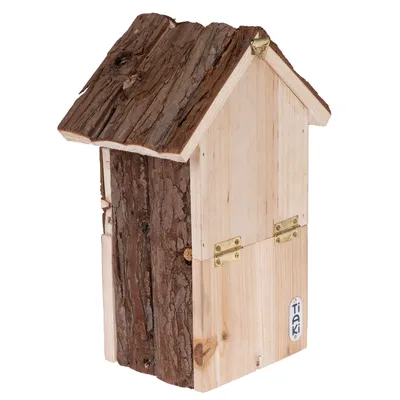 Abri en bois naturel avec écorce, charnières métalliques dorées et logo Tiaki visible sur le côté inférieur droit.