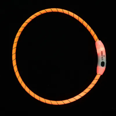Leuchtendes orangefarbenes Halsband mit reflektierenden Streifen und Schriftzug 'NovaTales'.