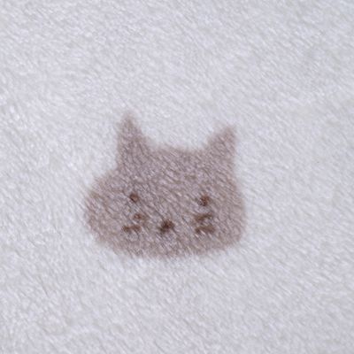 Nahaufnahme eines weissen Stoffes mit einem braunen Katzenmotiv, weich und flauschig.