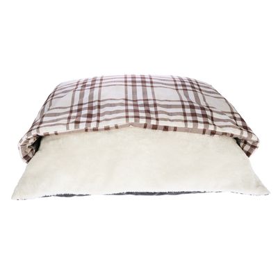 Kissen mit braun-weiss kariertem Bezug und weicher, weisser Plüschoberfläche sichtbar. Produkt für Komfort oder Dekoration.
