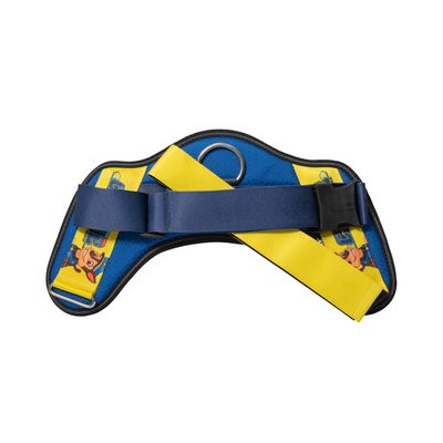 Harnais bleu et jaune avec motif Pat' Patrouille, boucle noire en plastique, anneau métallique et illustration de chien sur la sangle. Marquage visible : 'Chase'.