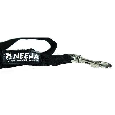 Neewa hundkoppel med svart tygband och silverfärgad metallkarbinhake. Text på etikett: Neewa Sport and Utility Dog Gear.