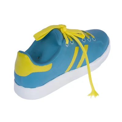 Jouet pour chien en forme de basket bleue avec lacets et détails jaunes, semelle blanche, matière plastique visible.