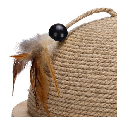Speelgoed van sisaltouw met veer en zwarte bal, geschikt voor interactief spelen.