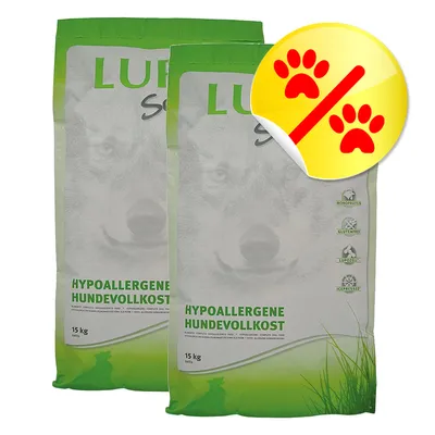 Två säckar Lupo Sensitiv Hypoallergene Hundefullkost, 15 kg vardera. Synliga ikoner: monoprotein, glutenfri, lupozell, kallpressat. Gul cirkel med två röda tassavtryck och snedstreck.