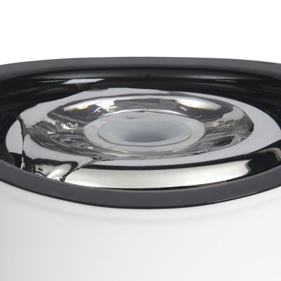 Primo piano di una ciotola in acciaio inox lucido con bordo nero, adatta per cibo o acqua.