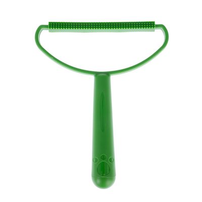 Zöld szőrápoló fésű ergonomikus nyéllel és finom fogakkal laza szőr eltávolításához.