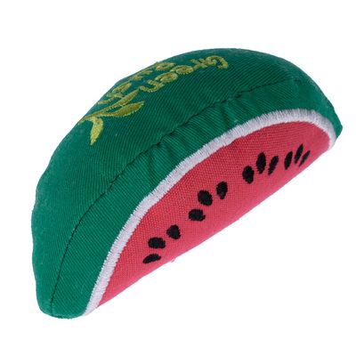 Spielzeug in Form einer halben Wassermelone mit grünem Stoff und rotem Innenbereich, schwarze Samenmuster sichtbar.