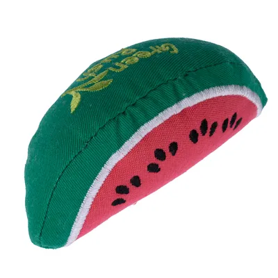 Spielzeug in Form einer halben Wassermelone mit grünem Stoff und rotem Innenbereich, schwarze Samenmuster sichtbar.