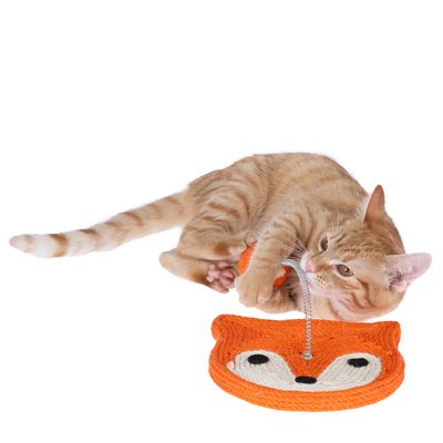 Roter Kater spielt mit orangefarbenem Spielzeug in Fuchsform, das eine Feder enthält.