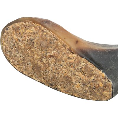 Zbliżenie wypełnionego rogu wołowego z widocznym nadzieniem ze sprasowanych składników.