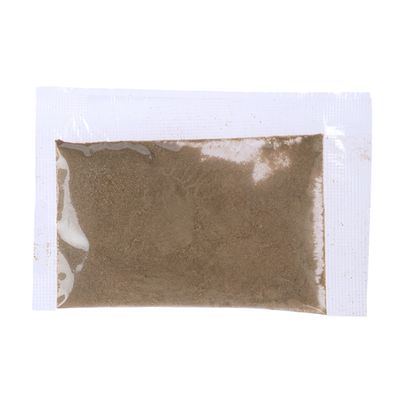 Una busta trasparente con polvere marrone, possibile alimento complementare o campione.