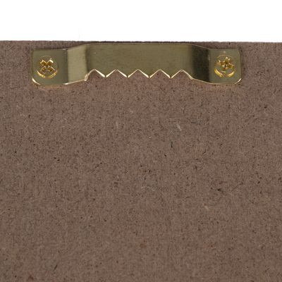 Задняя сторона изделия с золотым зубчатым креплением и двумя винтами на коричневой древесноволокнистой плите.