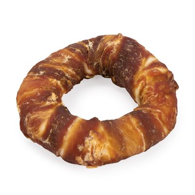 Kulatý žvýkací pamlsek ze sušeného masa, hnědý s viditelnou kresbou.