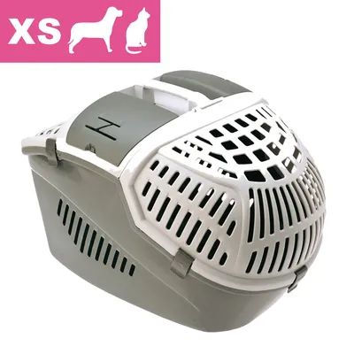 Transportboks i grå og hvid plast med ventilationshuller, bærehåndtag og lås. Øverst til venstre vises tekst: XS samt silhuetter af hund og kat.