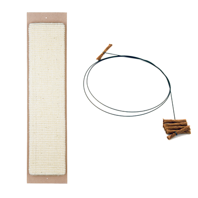 Griffoir rectangulaire en sisal et jouet pour chat avec ficelle, lot promotionnel signalé par un symbole pourcentage blanc sur fond rouge.