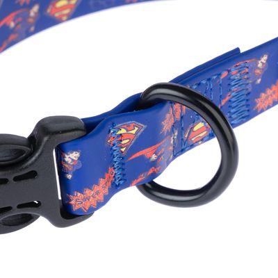 Collare per cani blu con motivi Superman, chiusura in plastica nera e anello in metallo.
