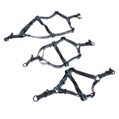 Tre pettorine regolabili per cani con cinturino nero e motivo colorato, ciascuna con chiusura a scatto e anelli in metallo.