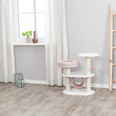Klösträd med tre nivåer, rosa liggyta, vit plattform och leksaksboll på snöre. Lämplig för inomhusbruk.