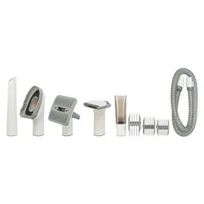 Ensemble d’accessoires de toilettage comprenant 5 embouts différents, 3 sabots en plastique et un tuyau flexible gris, visibles sur fond blanc.