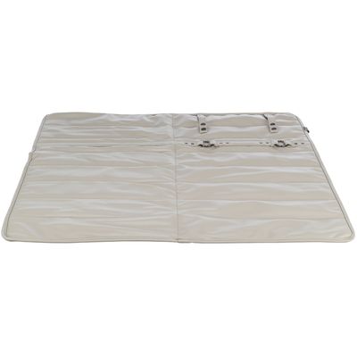 Tapis rectangulaire beige en tissu imperméable avec deux sangles et une fermeture éclair visibles sur un côté.