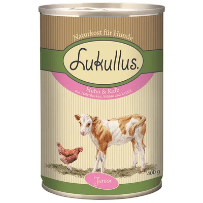 Lata de comida para perros Lukullus Junior, 400 g. Texto visible: Naturkost für Hunde, Huhn & Kalb mit Haferflocken, Möhre und Leinöl. Imagen de ternero y gallina en la etiqueta.