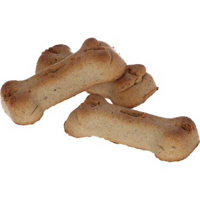 Trzy brązowe, kostkowate ciasteczka dla psa z pieczonego ciasta.