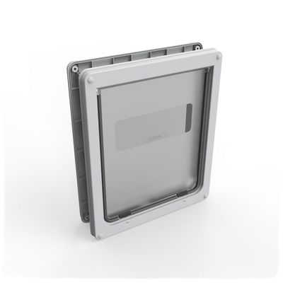 Graue Haustierklappe mit rechteckigem Design und transparentem Einsatz, geeignet für Türen oder Wände. Schraubenlöcher sichtbar für Montage.